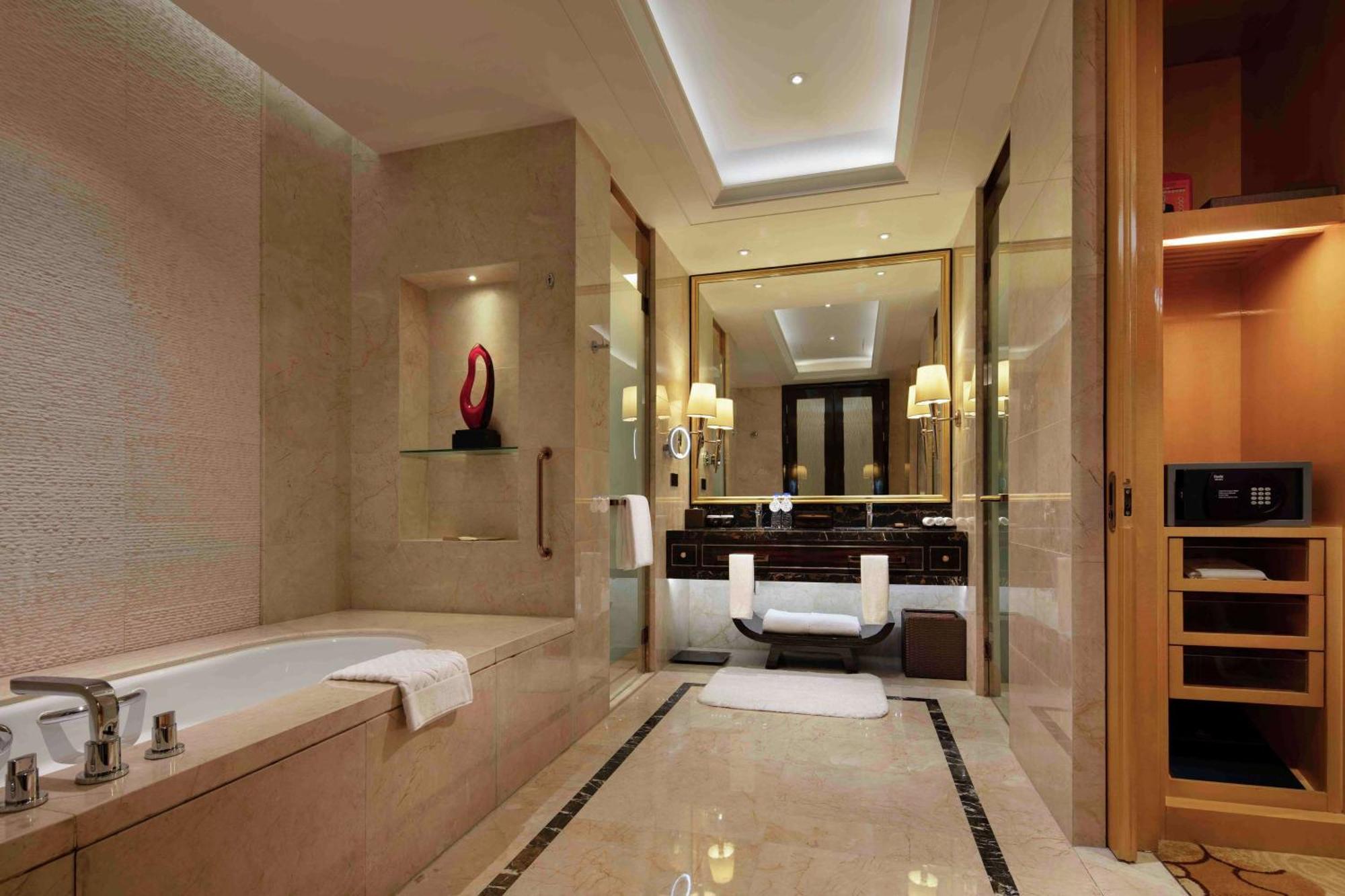 Hilton Zhengzhou Hotel Exterior photo