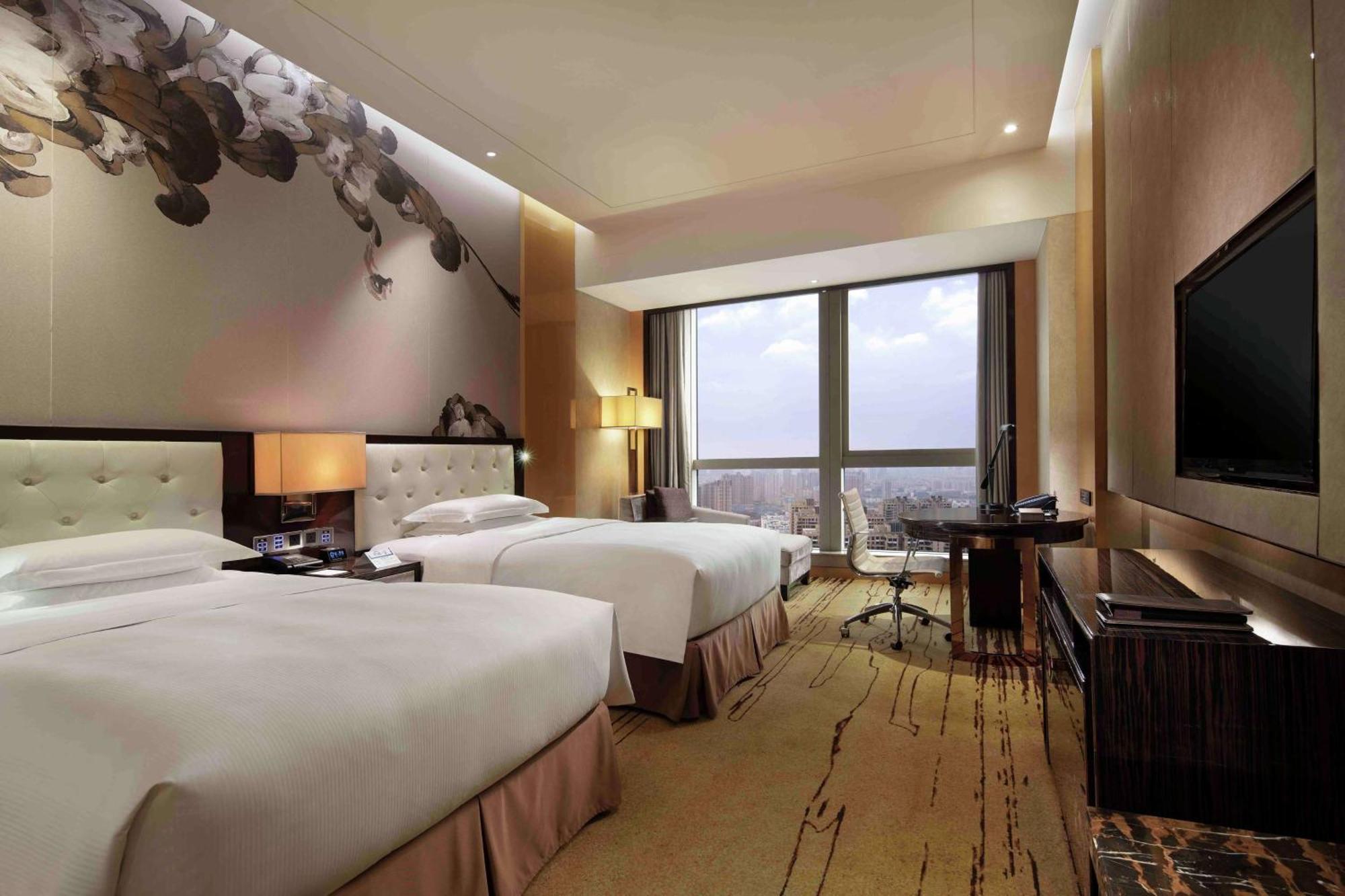 Hilton Zhengzhou Hotel Exterior photo