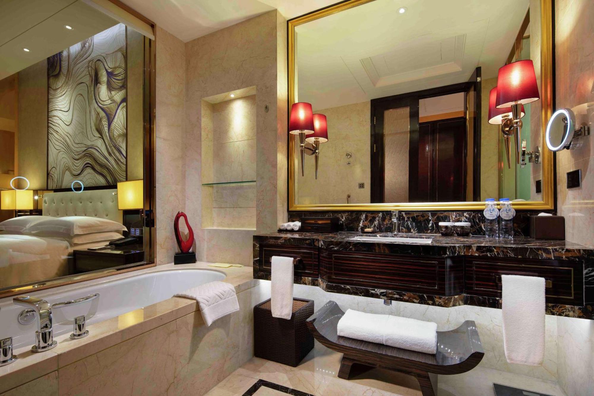 Hilton Zhengzhou Hotel Exterior photo