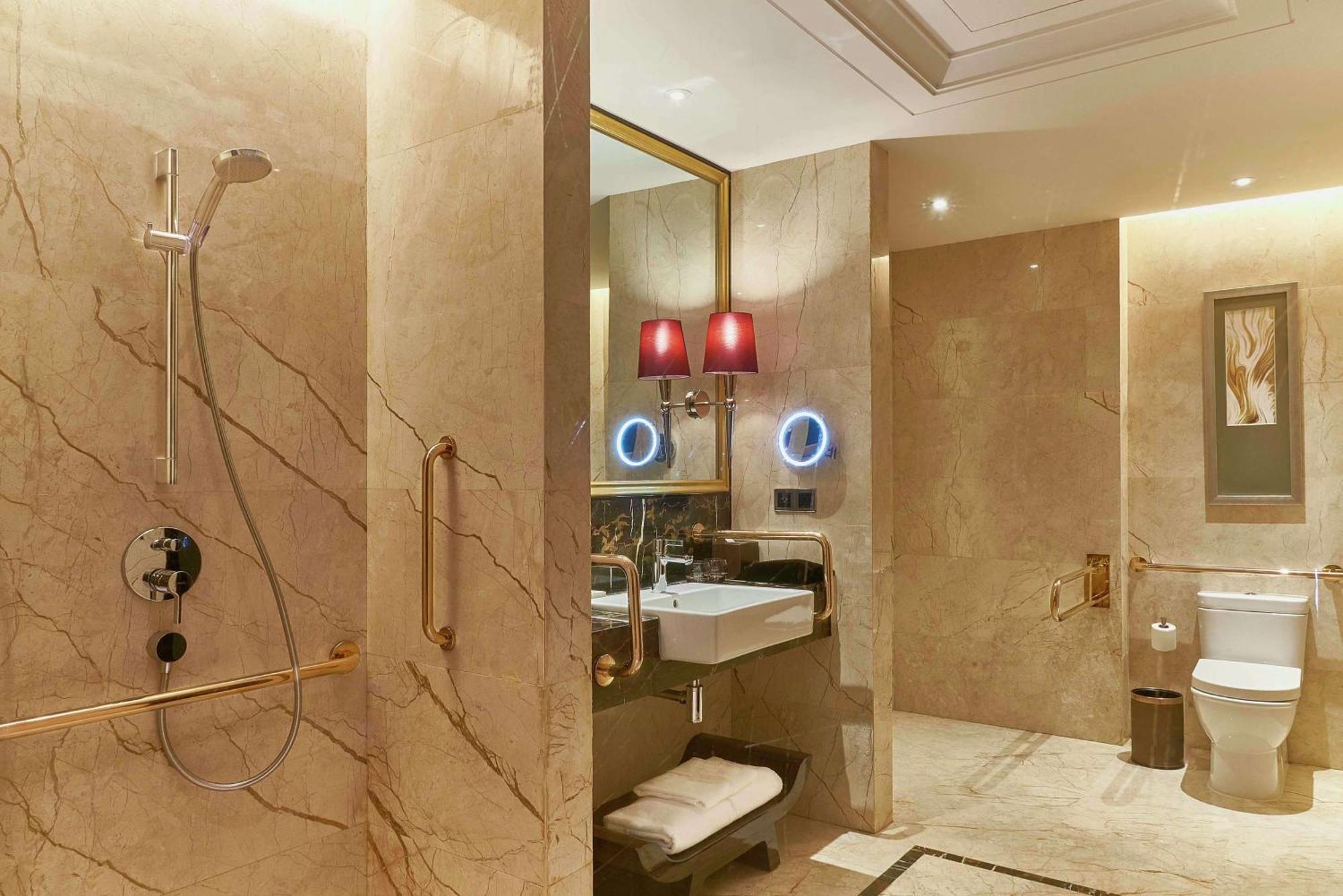 Hilton Zhengzhou Hotel Exterior photo