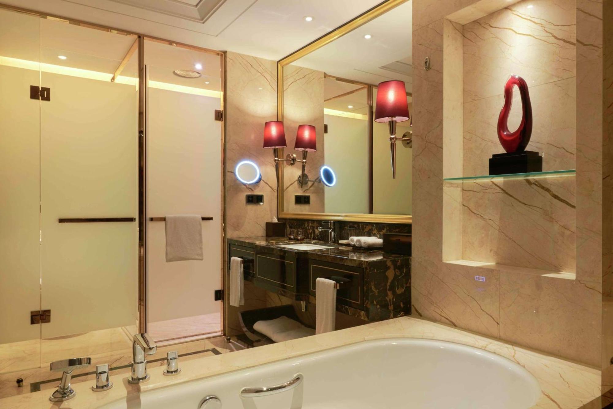 Hilton Zhengzhou Hotel Exterior photo