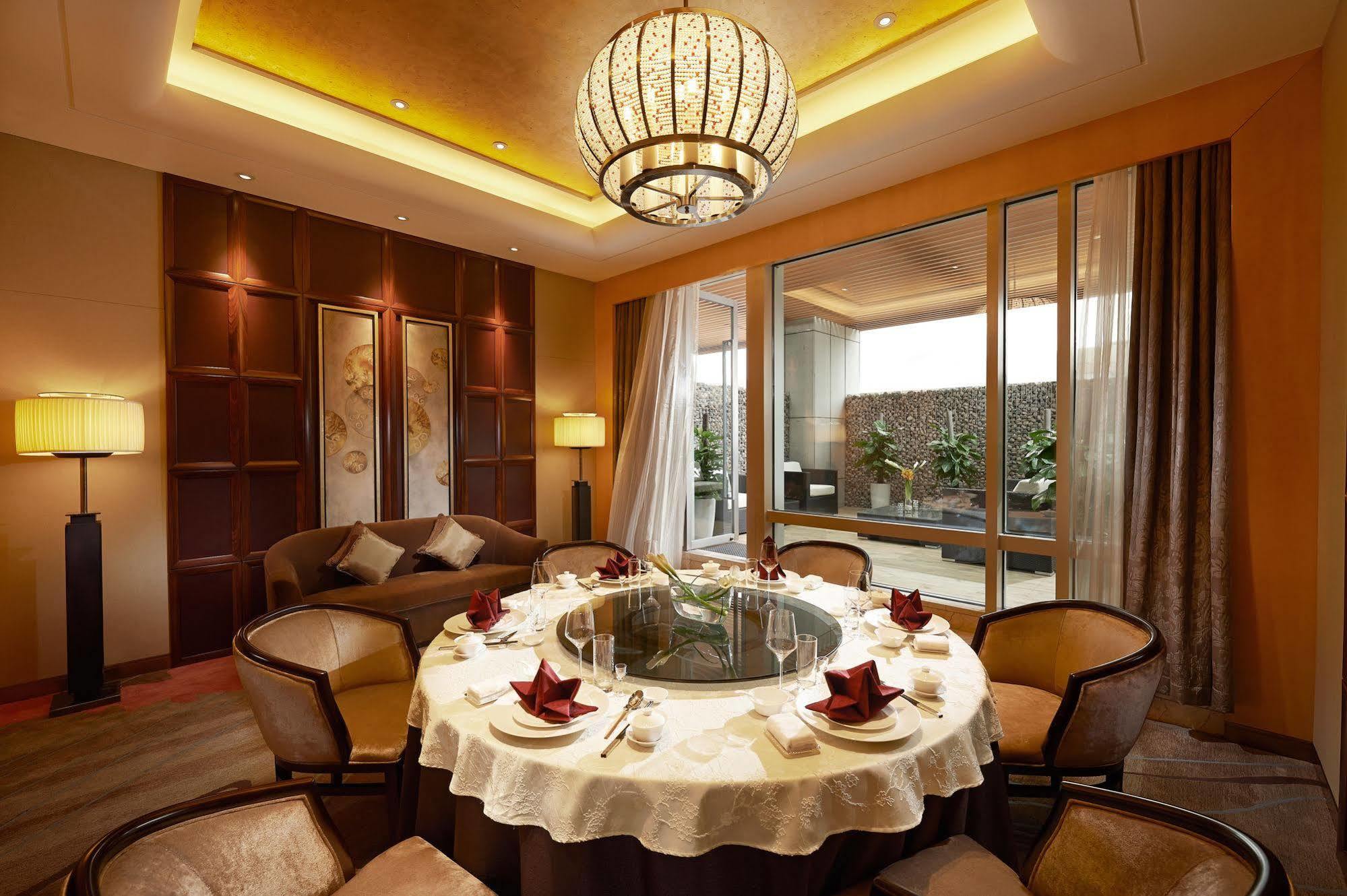Hilton Zhengzhou Hotel Exterior photo